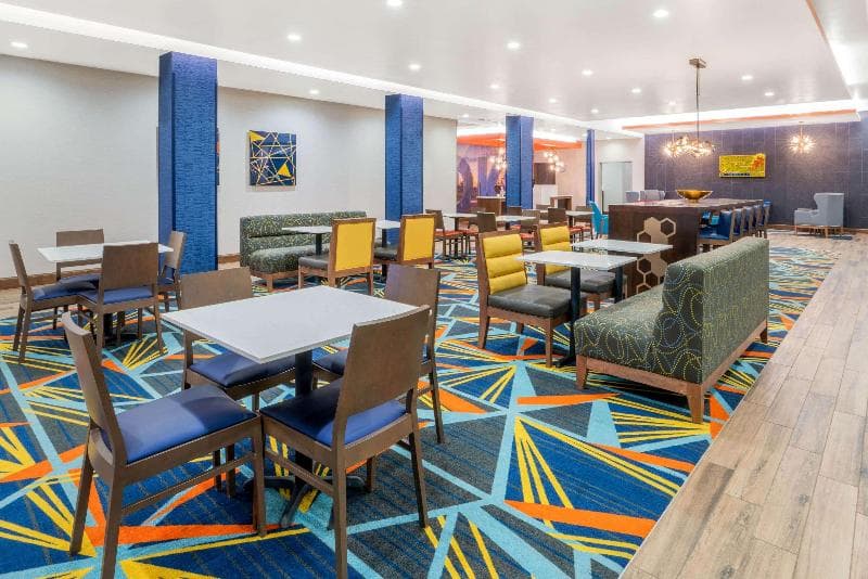 La Quinta Inn & Suites by Wyndham Oklahoma City Airport 5