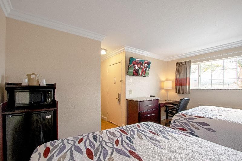 Red Roof Inn & Suites Monterey 2