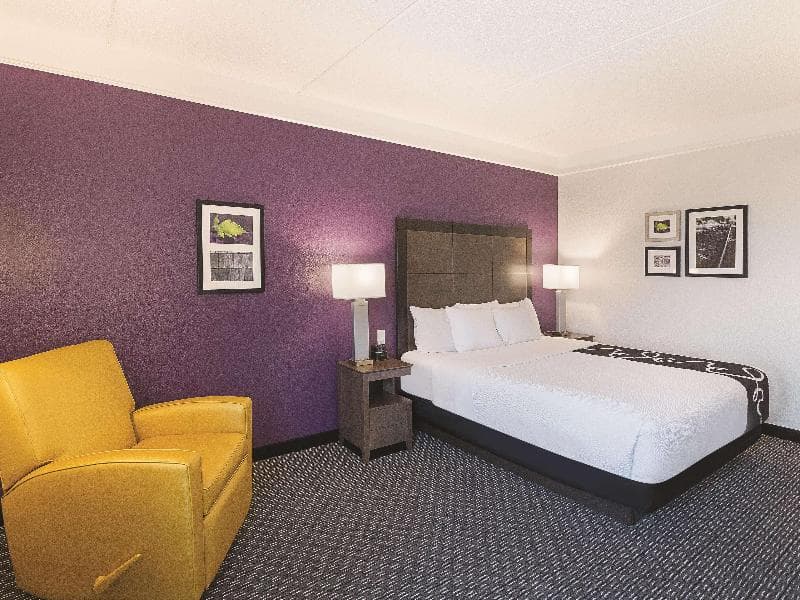 La Quinta Inn & Suites Arlington North 6 Flags Dr 5