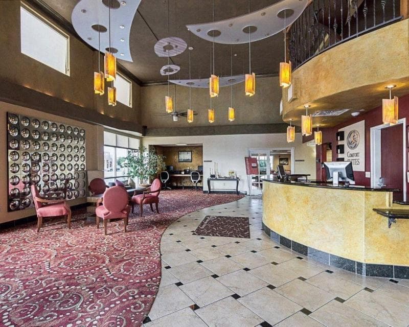 Comfort Suites Airport 2