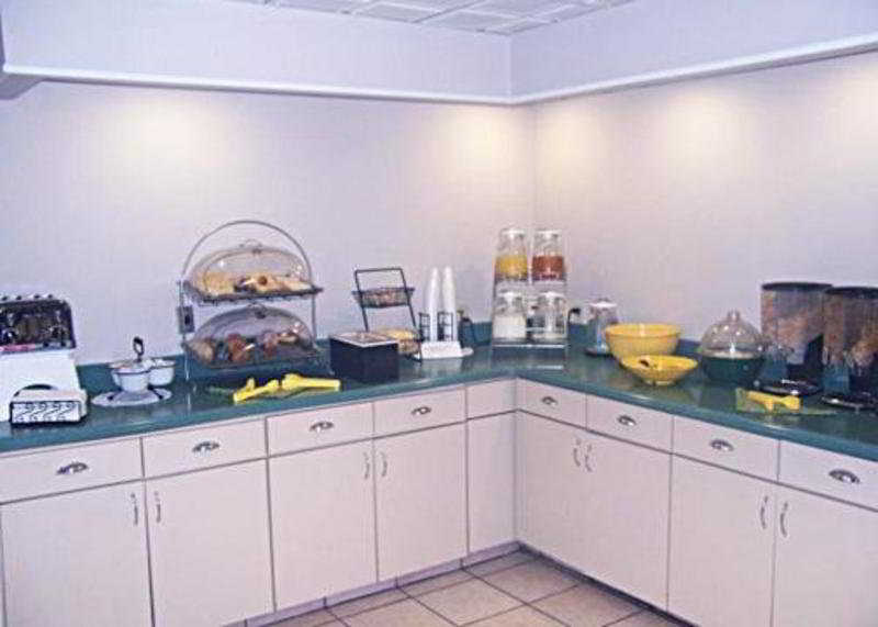 Econo Lodge at the University 5