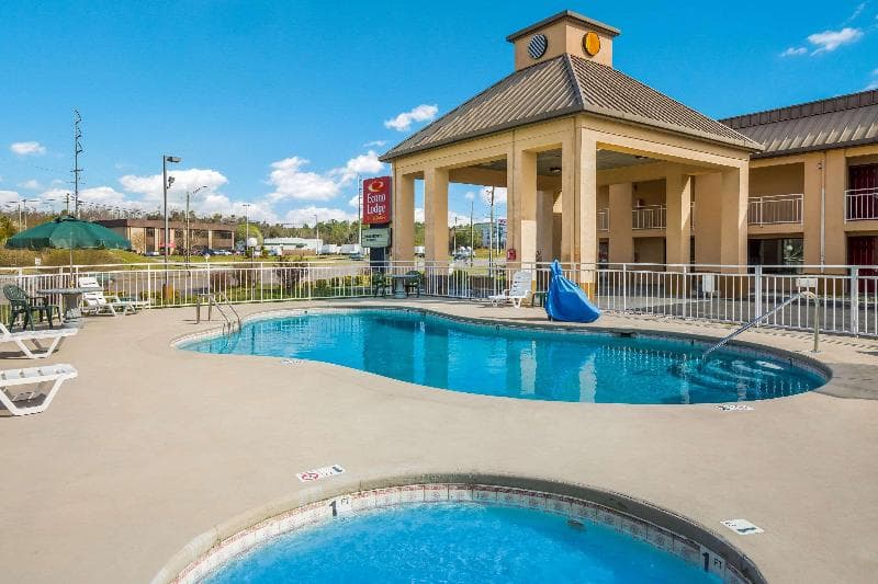 Econo Lodge Inn & Suites East 4