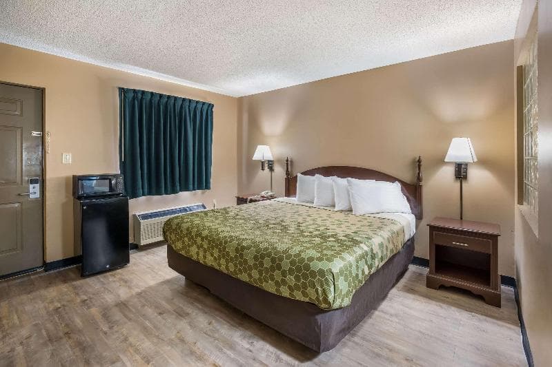 Econo Lodge Inn & Suites East photo 1
