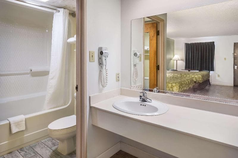 Econo Lodge Inn & Suites East 3