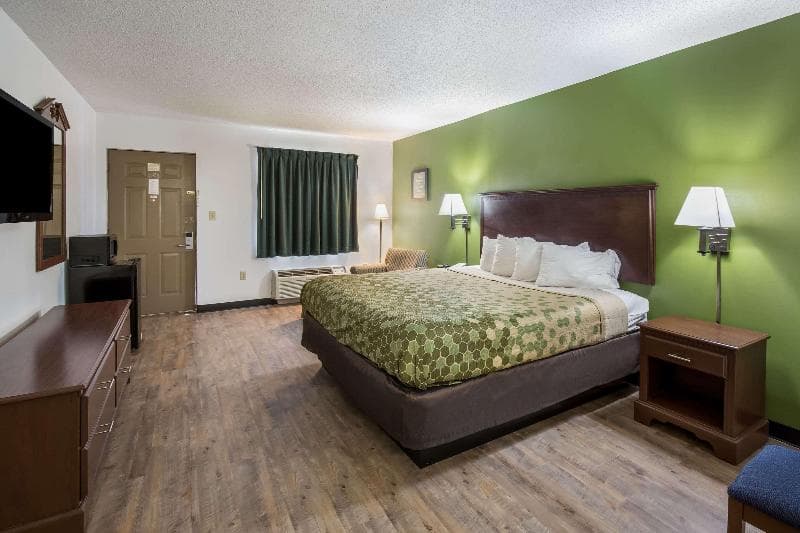 Econo Lodge Inn & Suites East 5