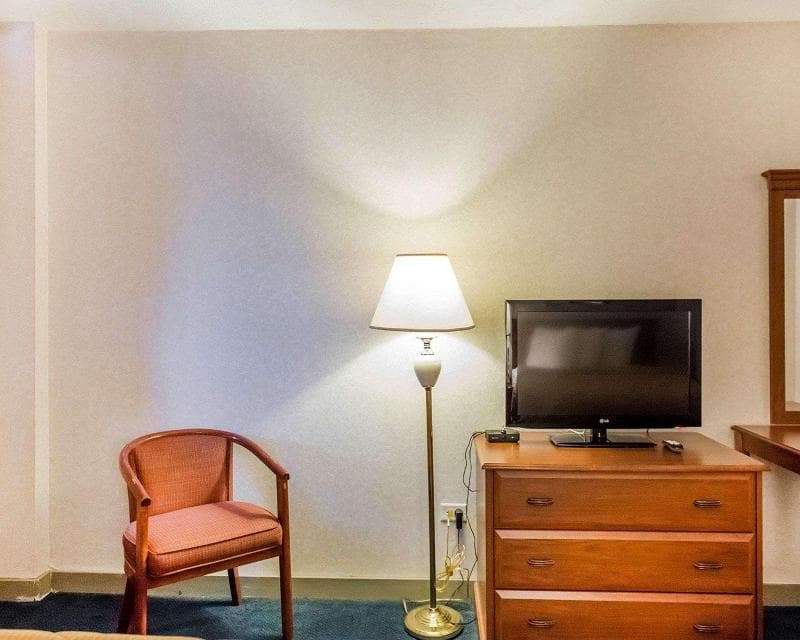 Econo Lodge 3