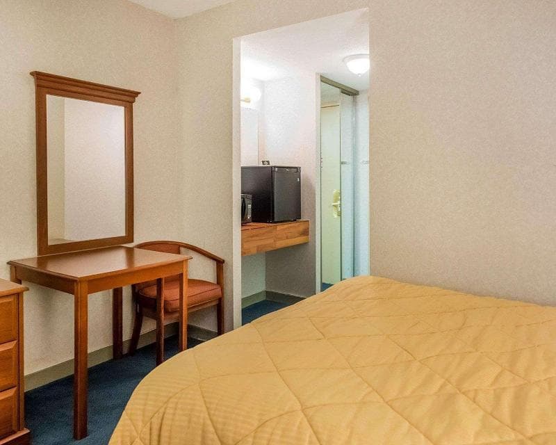 Econo Lodge 5