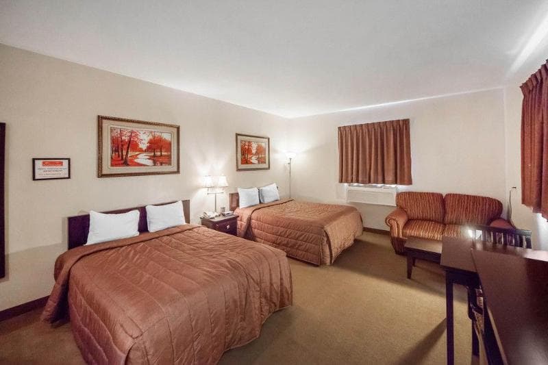 Econo Lodge Inn & Suites 5