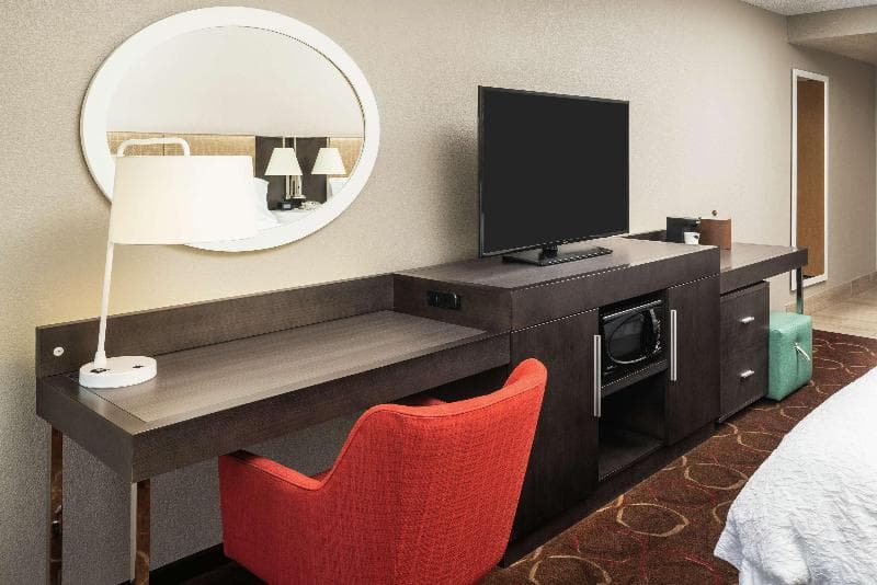 Hampton Inn Tropicana 5
