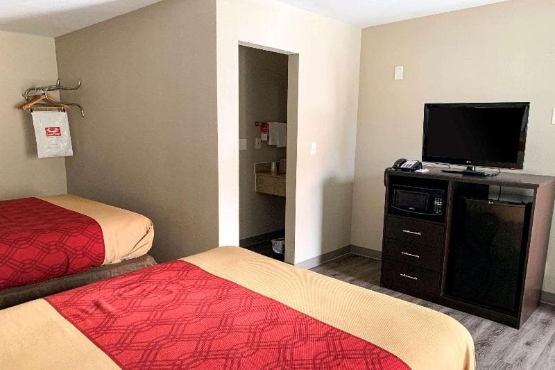 Econo Lodge Vancouver 3