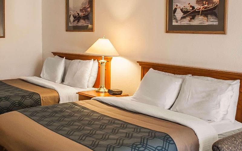 Econo Lodge Inn & Suites main