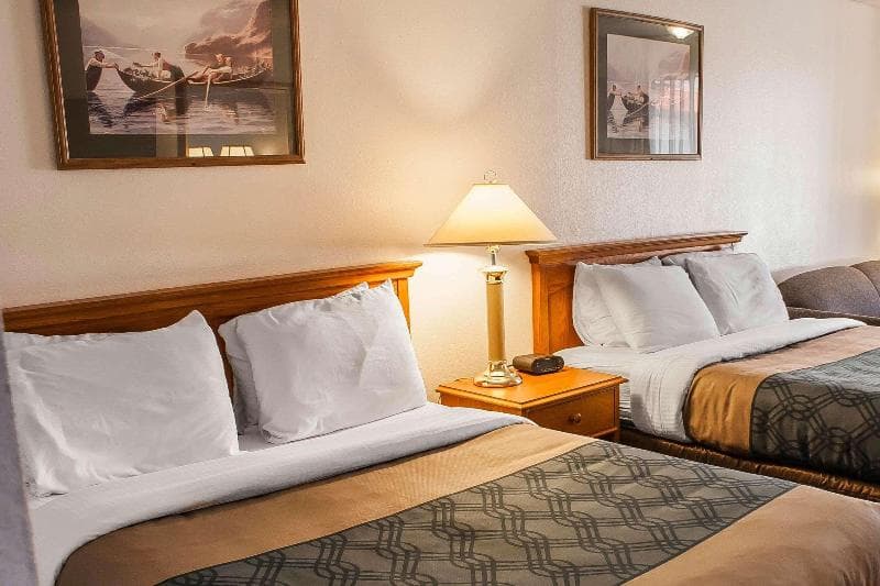 Econo Lodge Inn & Suites 3