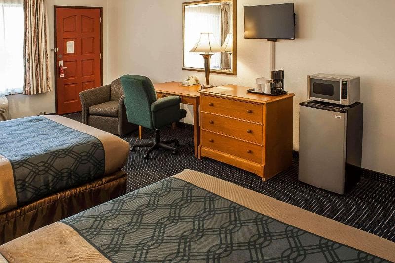 Econo Lodge Inn & Suites 4