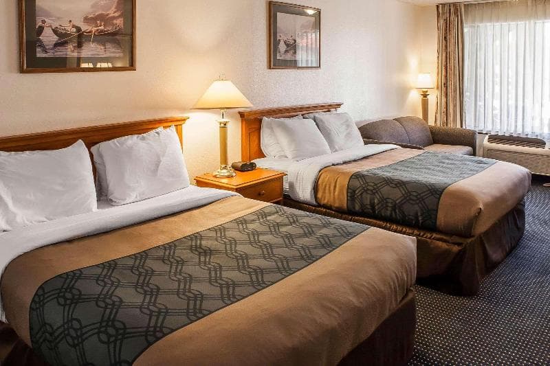 Econo Lodge Inn & Suites 5