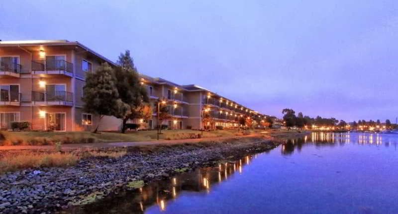 Executive Inn & Suites 4
