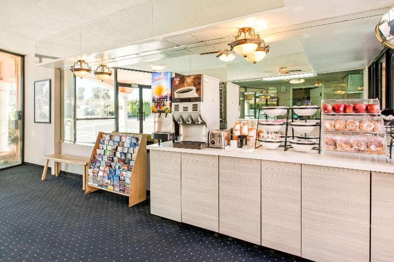 Rodeway Inn Near Melrose Avenue photo 1