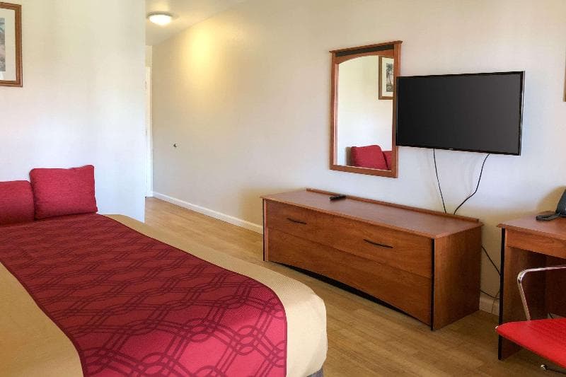Econo Lodge Inn & Suites Oakland Airport 4