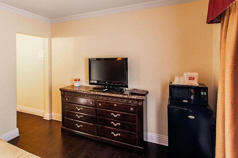 Econo Lodge Long Beach 3