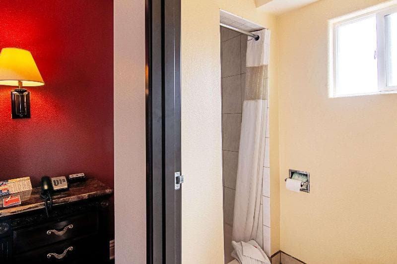 Econo Lodge Long Beach 4