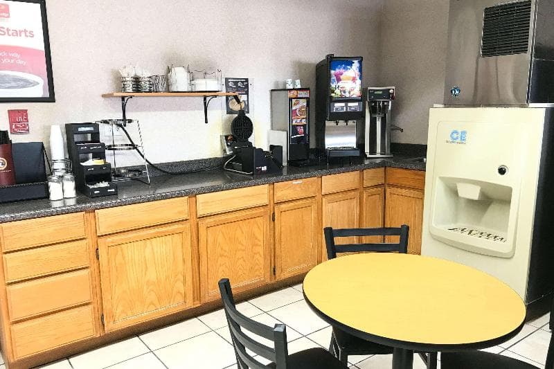 Econo Lodge 2