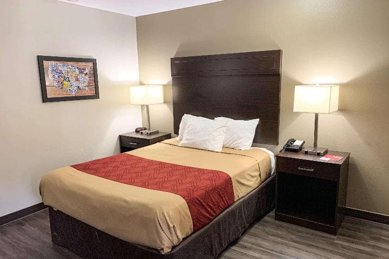 Econo Lodge City Center 4
