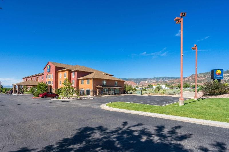 Comfort Inn & Suites photo 1