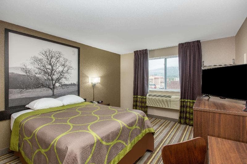 Super 8 by Wyndham Chattanooga Lookout Mountain 2