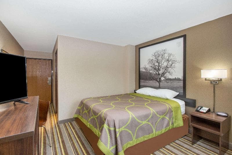 Super 8 by Wyndham Chattanooga Lookout Mountain 3
