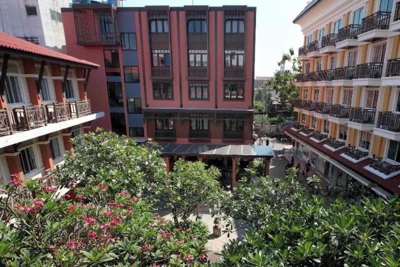 Rambuttri Village Inn & Plaza 3