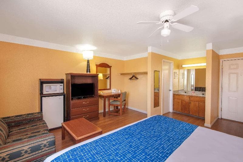Travelodge by Wyndham Kingman 4