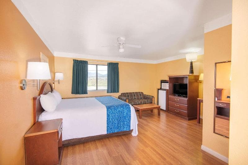 Travelodge by Wyndham Kingman 5
