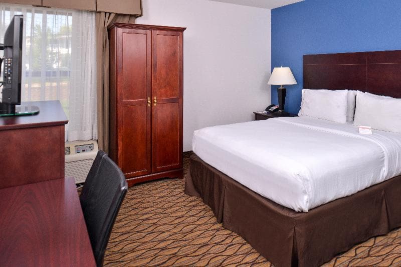 Holiday Inn Express & Suites Central Omaha 5