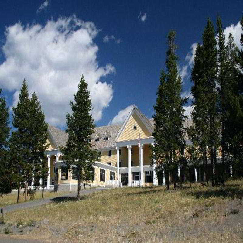 Lake Yellowstone Hotel & Cabins 3