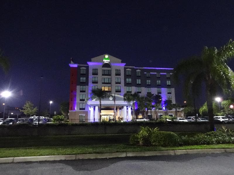 Holiday Inn Express & Suites Orlando - International Drive 3