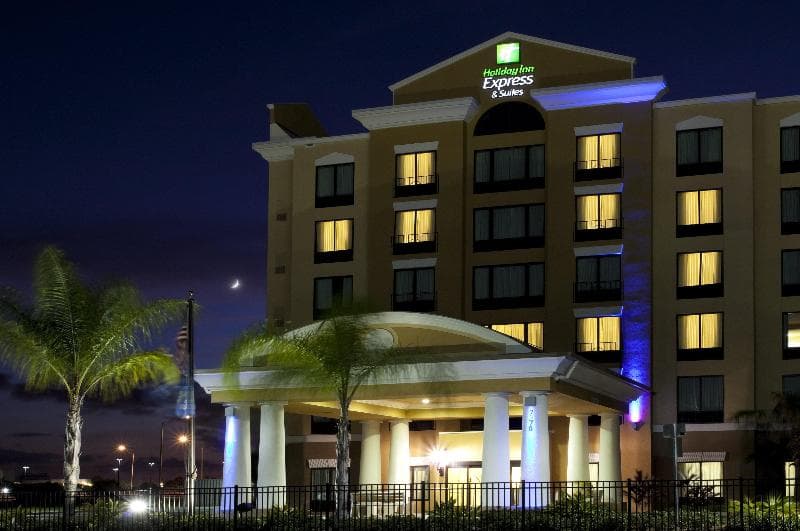 Holiday Inn Express & Suites Orlando - International Drive 4