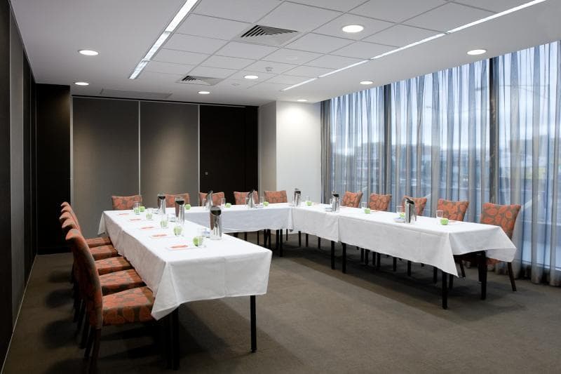 Dandenong Central Apartment Hotel 4