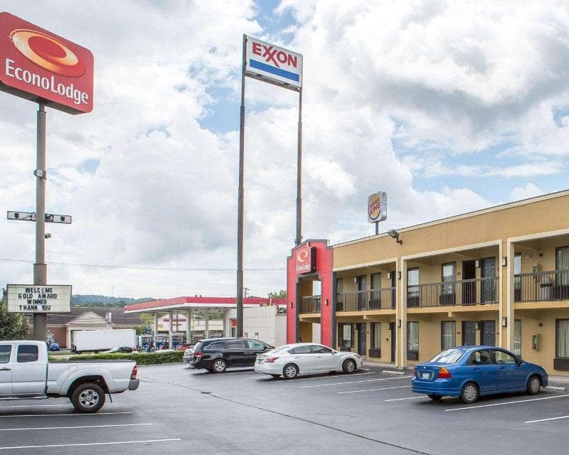 Econo Lodge North 4