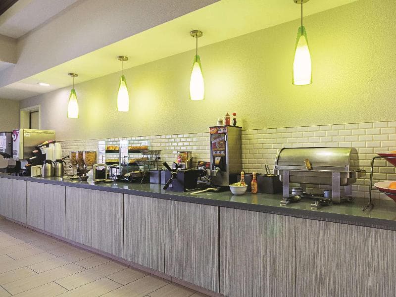 La Quinta Inn & Suites by Wyndham Fresno Northwest 3