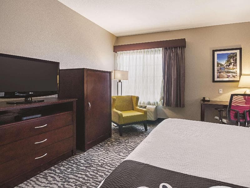 La Quinta Inn & Suites by Wyndham Fresno Northwest 4