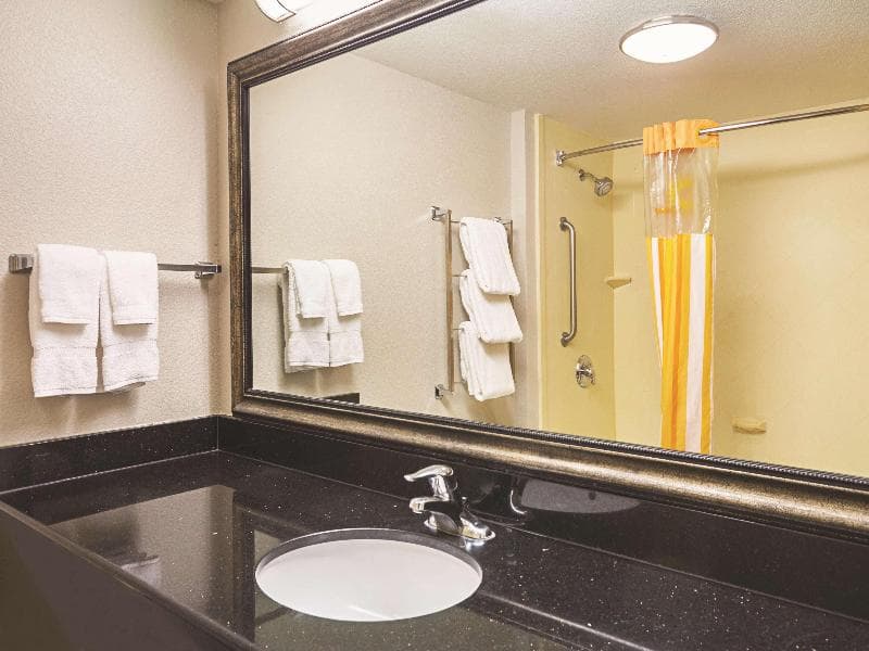 La Quinta Inn & Suites by Wyndham Fresno Northwest 5