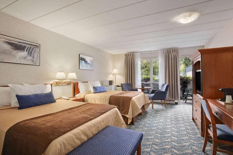 Travelodge by Wyndham Niagara Falls At the Falls 5