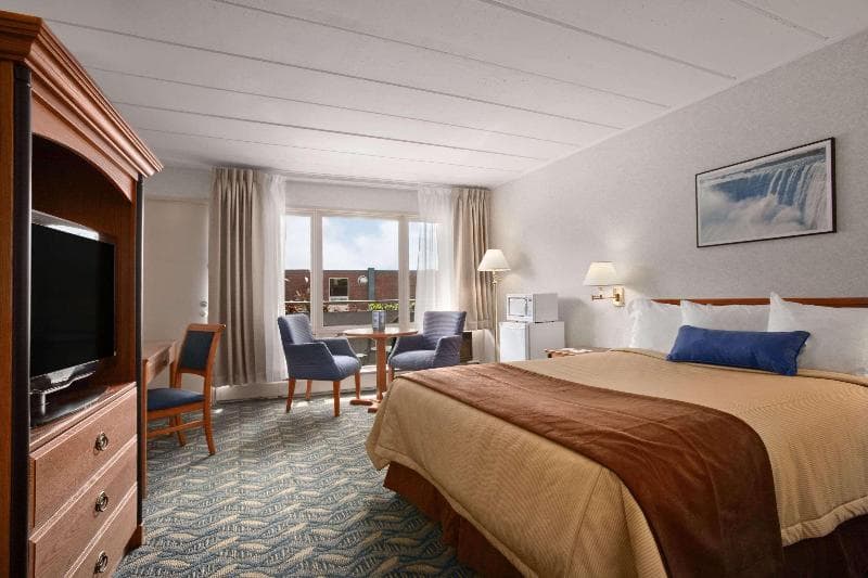 Travelodge by Wyndham Niagara Falls At the Falls 4