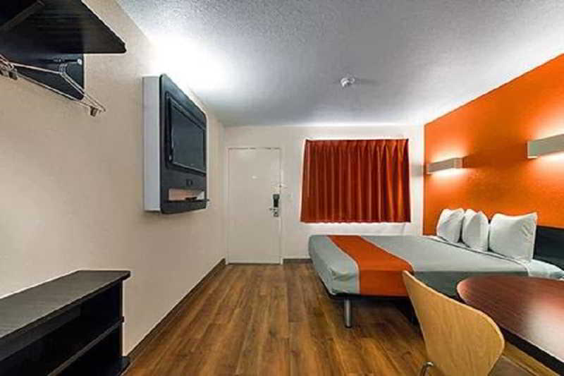 Motel 6 Carlsbad South 5