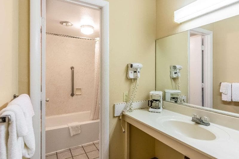Econo Lodge East