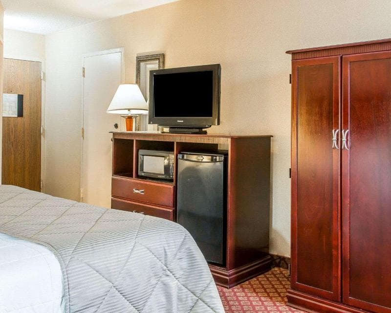 Clarion Inn & Suites Airport 3