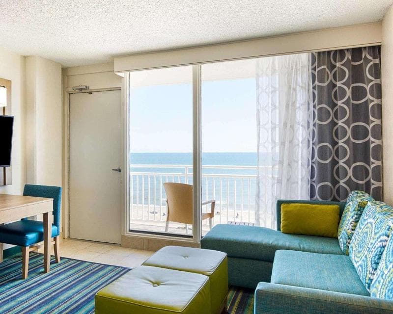Comfort Suites Beachfront 4