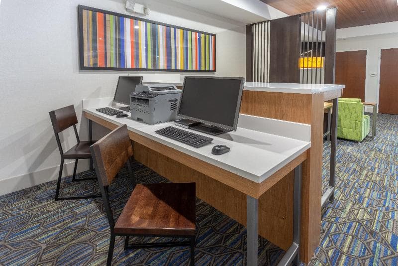 Holiday Inn Express & Suites Milwaukee NW – Park Place 2