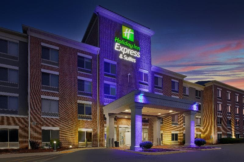 Holiday Inn Express & Suites Milwaukee NW – Park Place 4