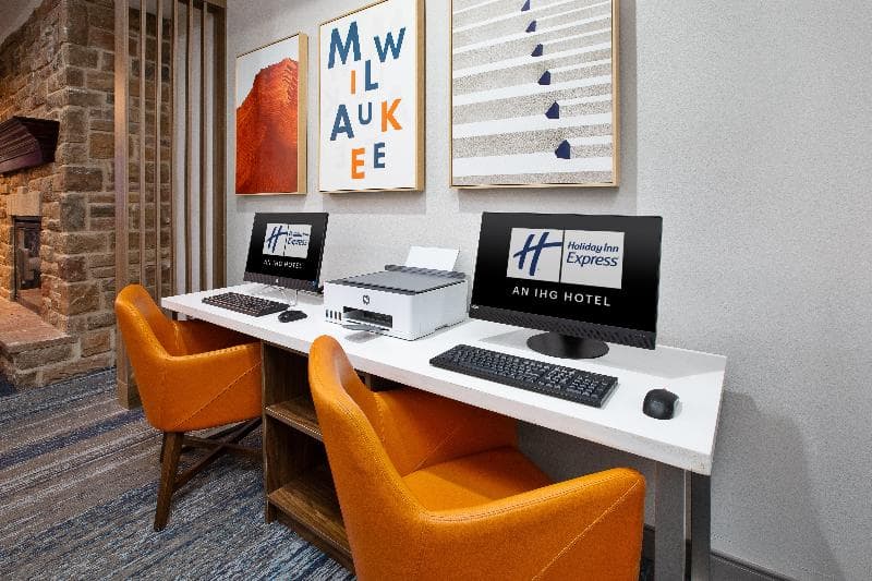 Holiday Inn Express & Suites Milwaukee NW – Park Place 5