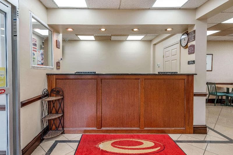 Econo Lodge Downtown 4